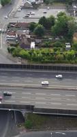 aereo Visualizza di Britannico strade e traffico passaggio attraverso città. di droni telecamera metraggio nel verticale e ritratto stile video