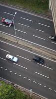 vista aérea de las carreteras británicas y el tráfico que pasa por la ciudad. imágenes de la cámara del dron en estilo vertical y vertical video