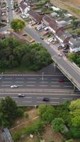 vista aérea de las carreteras británicas y el tráfico que pasa por la ciudad. imágenes de la cámara del dron en estilo vertical y vertical video