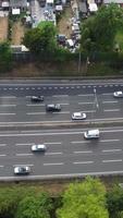 vista aérea de las carreteras británicas y el tráfico que pasa por la ciudad. imágenes de la cámara del dron en estilo vertical y vertical video