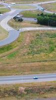 vue aérienne des routes britanniques et du trafic traversant la ville. images de la caméra du drone en style vertical et portrait video