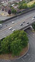 vista aérea de las carreteras británicas y el tráfico que pasa por la ciudad. imágenes de la cámara del dron en estilo vertical y vertical video