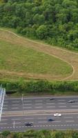 vista aérea de las carreteras británicas y el tráfico que pasa por la ciudad. imágenes de la cámara del dron en estilo vertical y vertical video