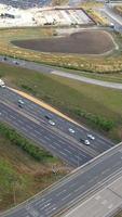 aereo Visualizza di Britannico strade e traffico passaggio attraverso città. di droni telecamera metraggio nel verticale e ritratto stile video