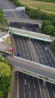 vista aérea de las carreteras británicas y el tráfico que pasa por la ciudad. imágenes de la cámara del dron en estilo vertical y vertical video