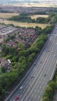 aereo Visualizza di Britannico strade e traffico passaggio attraverso città. di droni telecamera metraggio nel verticale e ritratto stile video