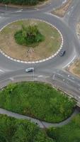 antenne visie van Brits wegen en verkeer voorbijgaan door stad. drone's camera beeldmateriaal in verticaal en portret stijl video