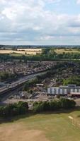 vista aérea de las carreteras británicas y el tráfico que pasa por la ciudad. imágenes de la cámara del dron en estilo vertical y vertical video