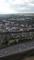 aereo Visualizza di Britannico strade e traffico passaggio attraverso città. di droni telecamera metraggio nel verticale e ritratto stile video