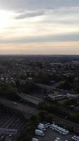 imágenes aéreas de la ciudad y las carreteras británicas. imágenes de la cámara del dron desde un ángulo alto. ciudad de luton de inglaterra y autopistas con tráfico video