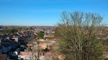 bela vista aérea da cidade de Luton, na Inglaterra, pouco antes do pôr do sol video