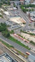 vista aérea de las carreteras británicas y el tráfico que pasa por la ciudad. imágenes de la cámara del dron en estilo vertical y vertical video