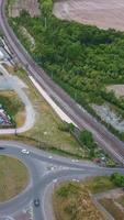 vista aérea de las carreteras británicas y el tráfico que pasa por la ciudad. imágenes de la cámara del dron en estilo vertical y vertical video