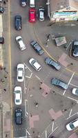 vista aérea de las carreteras británicas y el tráfico que pasa por la ciudad. imágenes de la cámara del dron en estilo vertical y vertical video