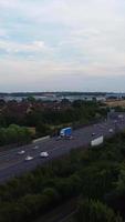 vista aérea de las carreteras británicas y el tráfico que pasa por la ciudad. imágenes de la cámara del dron en estilo vertical y vertical video