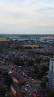 vista aérea de estradas britânicas e tráfego passando pela cidade. filmagem da câmera do drone no estilo vertical e retrato video