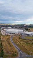 vista aérea de estradas britânicas e tráfego passando pela cidade. filmagem da câmera do drone no estilo vertical e retrato video