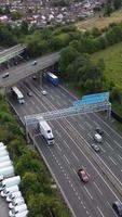 antenne visie van Brits wegen en verkeer voorbijgaan door stad. drone's camera beeldmateriaal in verticaal en portret stijl video