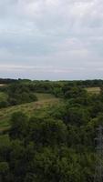 vue aérienne des routes britanniques et du trafic traversant la ville. images de la caméra du drone en style vertical et portrait video