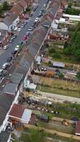 vue aérienne des routes britanniques et du trafic traversant la ville. images de la caméra du drone en style vertical et portrait video