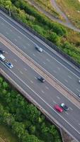 vista aérea de las carreteras británicas y el tráfico que pasa por la ciudad. imágenes de la cámara del dron en estilo vertical y vertical video