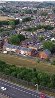 aereo Visualizza di Britannico strade e traffico passaggio attraverso città. di droni telecamera metraggio nel verticale e ritratto stile video