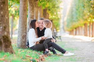 retrato de familia feliz de cuatro en día de otoño foto