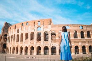 joven turista mirando el coliseo afuera en roma, italia. foto