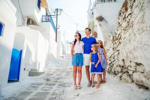 familia divirtiéndose al aire libre en las calles de mykonos foto