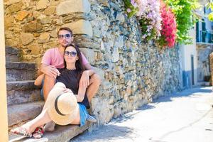 pareja de jóvenes turistas que viajan en vacaciones europeas al aire libre en vacaciones italianas en cinque terre foto