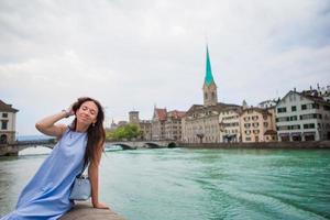 hermosa mujer disfruta de vacaciones al aire libre en zurich, suiza. foto