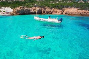 mujer joven buceando en aguas tropicales de vacaciones foto