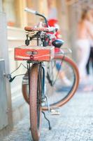 vieja bicicleta vintage cerca de la casa en la calle italiana foto