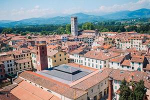 vista aérea del edificio antiguo con techos rojos en lucca foto