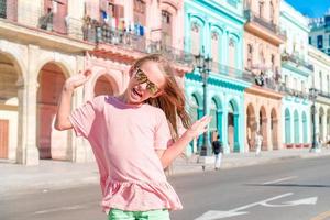 chicas turísticas en zona popular en la habana, cuba. mujer joven viajero sonriendo foto