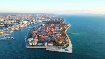 vista aérea de drones de la ciudad de zadar en croacia durante los hermosos colores del atardecer. la parte antigua fortificada de la ciudad es patrimonio de la humanidad por la unesco. obras de defensa venecianas. video