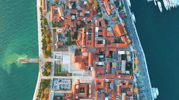 vista aérea do drone da cidade de zadar, na croácia, durante as belas cores do pôr do sol. a parte antiga fortificada da cidade é um patrimônio mundial da unesco. obras venezianas de defesa. video