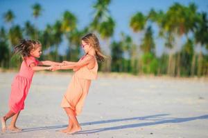 adorables niñas se divierten en la playa foto