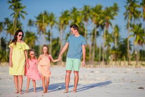 familia de cuatro de vacaciones foto