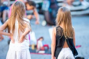 adorables niñas en trastevere en roma, italia foto