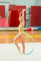 hermosa niña gimnasta activa con su actuación en la alfombra foto