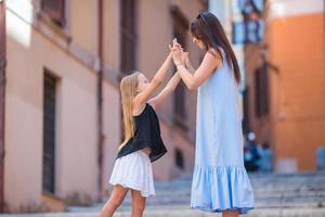 mamá feliz y niña adorable viajando en roma, italia foto