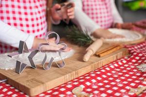 cortadores de pastelería de formas navideñas en tablero de madera foto