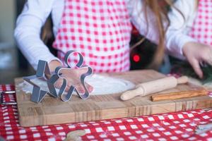 cortadores de pastelería de formas navideñas en tablero de madera foto