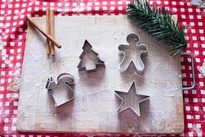 cortadores de pastelería de formas navideñas en tablero de madera foto