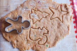 hacer hombre de pan de jengibre y galletas navideñas foto