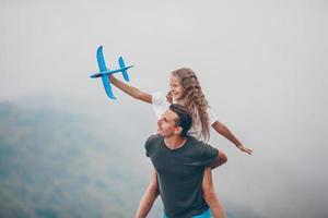 hermosa familia feliz en las montañas en el fondo de la niebla foto