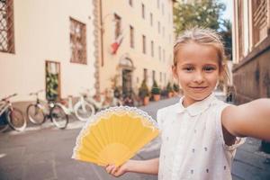 adorable niña de moda al aire libre en una ciudad europea foto