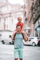 papá feliz y niña adorable viajando en roma, italia foto