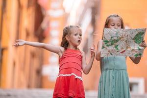 los niños felices de toodler disfrutan de vacaciones italianas en europa. foto